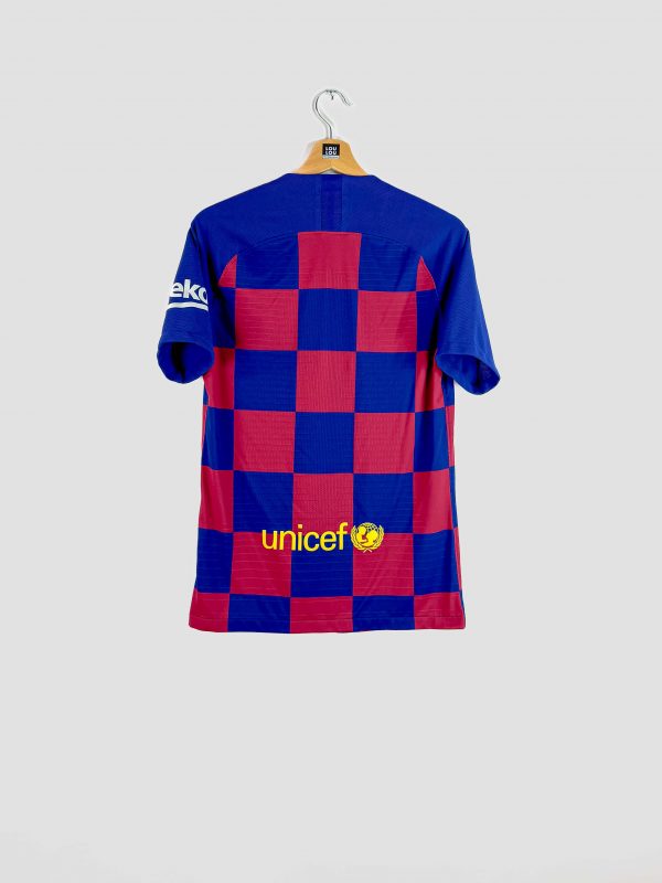 Vue arrière du maillot domicile FC Barcelone 2019-2020 (version joueur), avec flocage officiel et col V