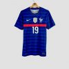 Vue de face du maillot domicile de l’équipe de France Euro 2020, couleur bleu marine avec bande rouge horizontale et écusson FFF deux étoiles.