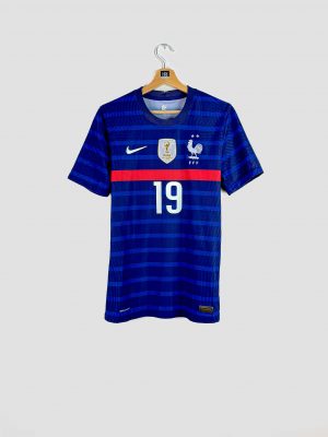 Vue de face du maillot domicile de l’équipe de France Euro 2020, couleur bleu marine avec bande rouge horizontale et écusson FFF deux étoiles.