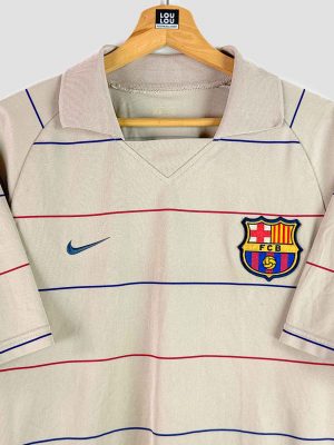 Vue de face du maillot rétro Barça 2003-2004, époque Ronaldinho au Camp Nou
