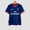 Maillot de foot vintage PSG saison 2009-2010 vu de face avec sponsor Fly Emirates et logo Nike visibles sur la poitrine