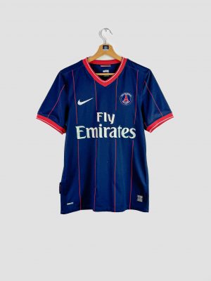 Maillot de foot vintage PSG saison 2009-2010 vu de face avec sponsor Fly Emirates et logo Nike visibles sur la poitrine