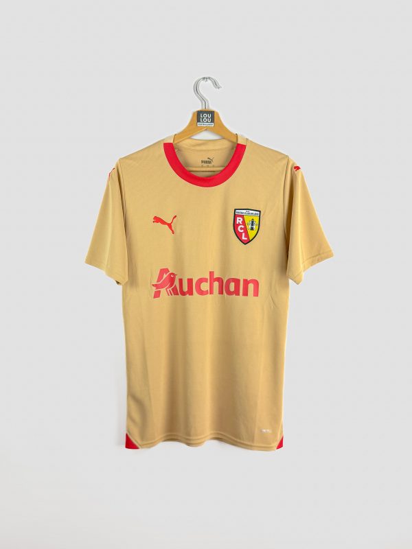 Vue de face du maillot extérieur 2023-2024 du RC Lens, coloris or avec le logo Puma et le sponsor Auchan au centre.