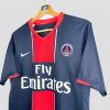 Joueurs du PSG célébrant la Coupe de la Ligue 2008 en maillot PSG 2007 vintage