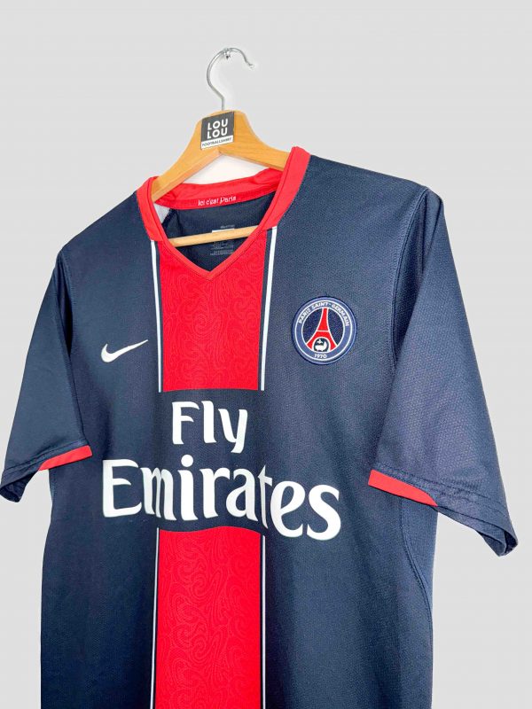 Joueurs du PSG célébrant la Coupe de la Ligue 2008 en maillot PSG 2007 vintage