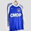 Maillot domicile vintage du RC Strasbourg (saison 1978-1979) posé sur un fond rétro évoquant les années 70