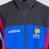 Détail du logo Adidas et de la broderie du coq français sur la veste équipe de France vintage Euro 1996, collection maillot rétro.