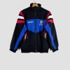 L’équipe de France posant en Angleterre lors de l’Euro 1996, vêtue de la veste équipe de France vintage emblématique de cette époque.