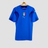 Photo du maillot bleu rétro de l’équipe d’Italie (2006, Puma) porté en Coupe du Monde, avec écusson FIGC et quatre étoiles.