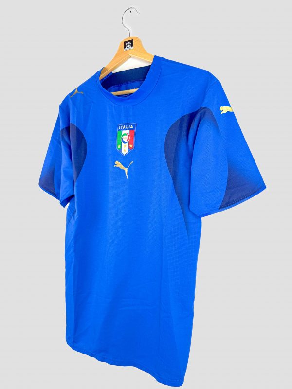 Maillot de football vintage de l’équipe d’Italie (Coupe du Monde 2006, Puma) bleu avec col historique.