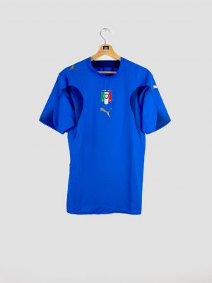 Photo du maillot bleu rétro de l’équipe d’Italie (2006, Puma) porté en Coupe du Monde, avec écusson FIGC et quatre étoiles.
