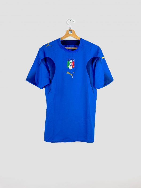 Photo du maillot bleu rétro de l’équipe d’Italie (2006, Puma) porté en Coupe du Monde, avec écusson FIGC et quatre étoiles.