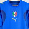 Gros plan sur l’écusson de la Fédération italienne et les quatre étoiles sur un maillot d’Italie bleu 2006 (vintage).
