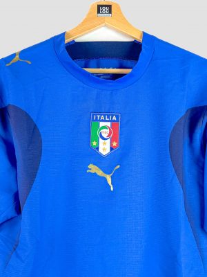 Gros plan sur l’écusson de la Fédération italienne et les quatre étoiles sur un maillot d’Italie bleu 2006 (vintage).