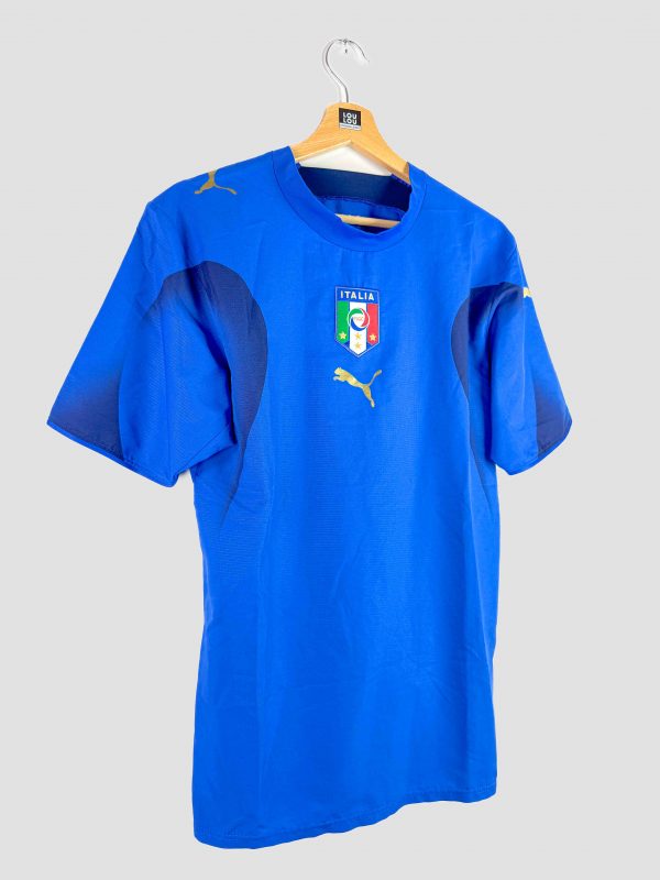 Photo studio du maillot de l’équipe d’Italie Coupe du Monde 2006, modèle domicile Puma bleu, vintage.