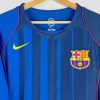 Photo du maillot rétro du FC Barcelone saison 2004-2005 floqué Deco (#20), collector des années 2000.