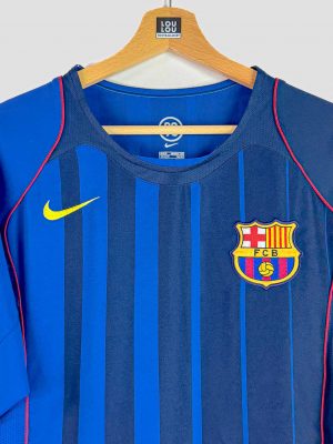 Photo du maillot rétro du FC Barcelone saison 2004-2005 floqué Deco (#20), collector des années 2000.