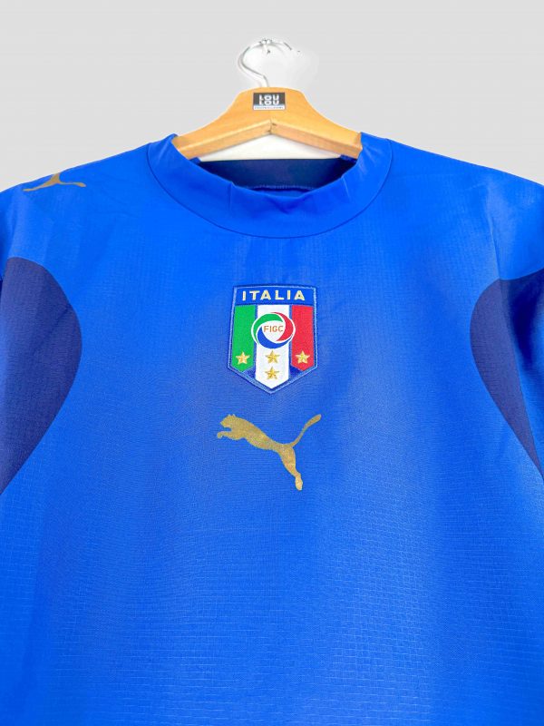 Image du maillot vintage bleu azzuro de l’Italie 2006 (design Puma, emblème FIGC), porté lors du Mondial.