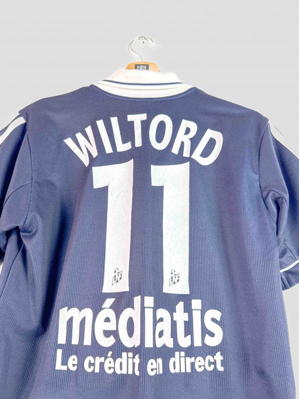 Dos du maillot Bordeaux 99-00 avec flocage Wiltord 11 et sponsor Médiatis, version originale Adidas.