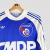 Gros plan sur le maillot Adidas rétro du RC Strasbourg de 1978/1979, aux couleurs bleu et blanc emblématiques