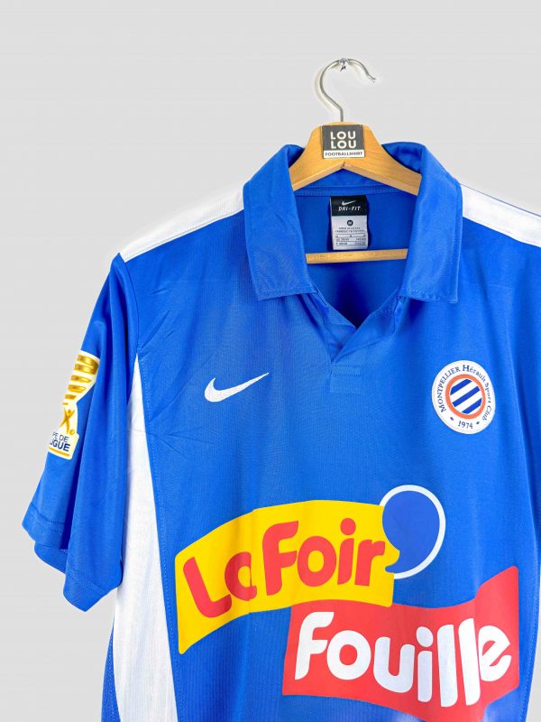 Gros plan sur le logo du MHSC et le sponsor La Foir’Fouille sur le maillot 2010-11