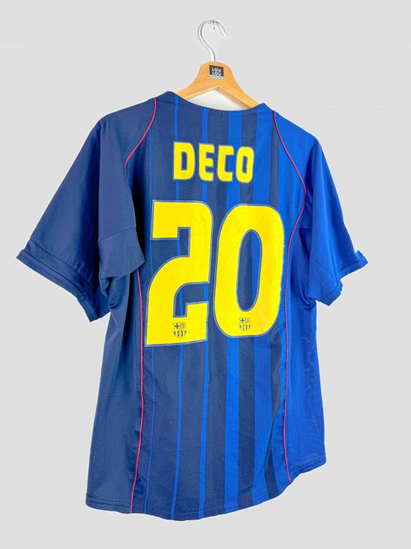 Photo du maillot vintage FC Barcelone 2004-2005, style rétro, imprimé « Deco 20 ».