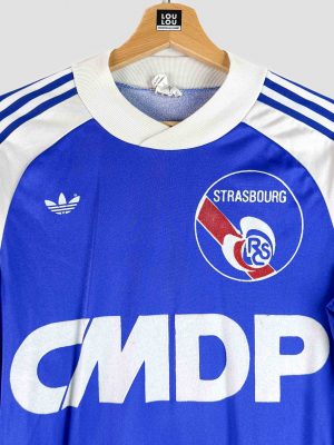 Détail du logo rétro et du sponsor d’époque sur le maillot vintage du RC Strasbourg 1978/1979