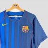 Vue d’un maillot vintage FC Barcelone saison 2004-2005, floqué du nom et numéro de Deco (#20), modèle rétro