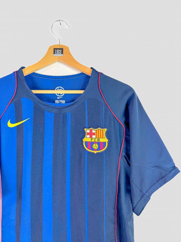 Vue d’un maillot vintage FC Barcelone saison 2004-2005, floqué du nom et numéro de Deco (#20), modèle rétro