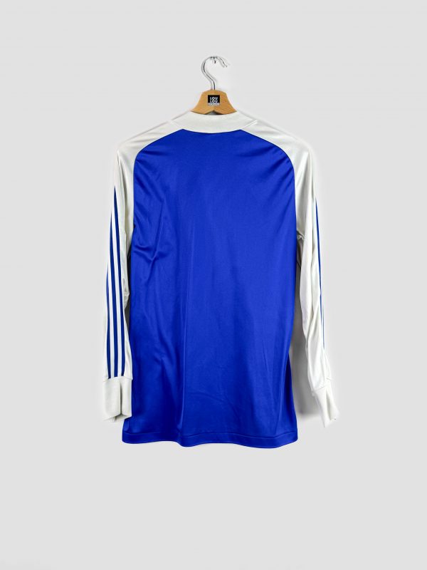 Présentation d’une collection de maillots historiques du RC Strasbourg, avec le maillot 1978/1979 au premier plan